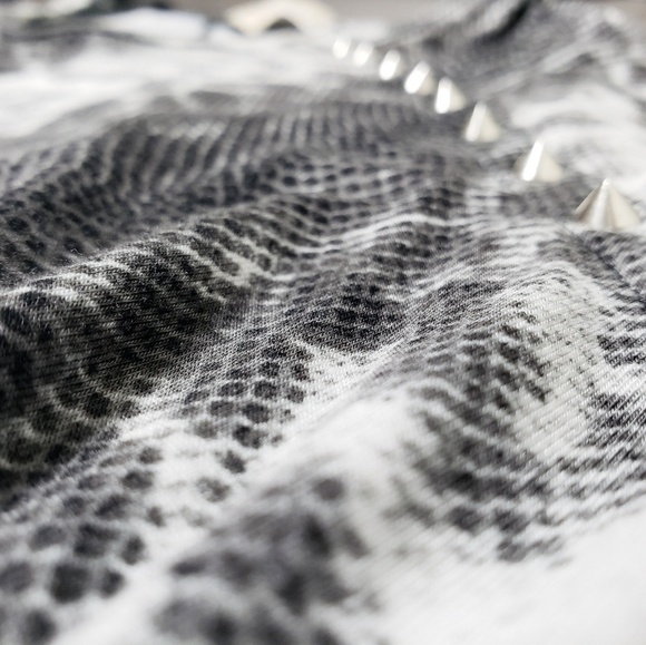 Micheal Kors| Gray Snakeskin studded top 116 - Picture 3 of 8